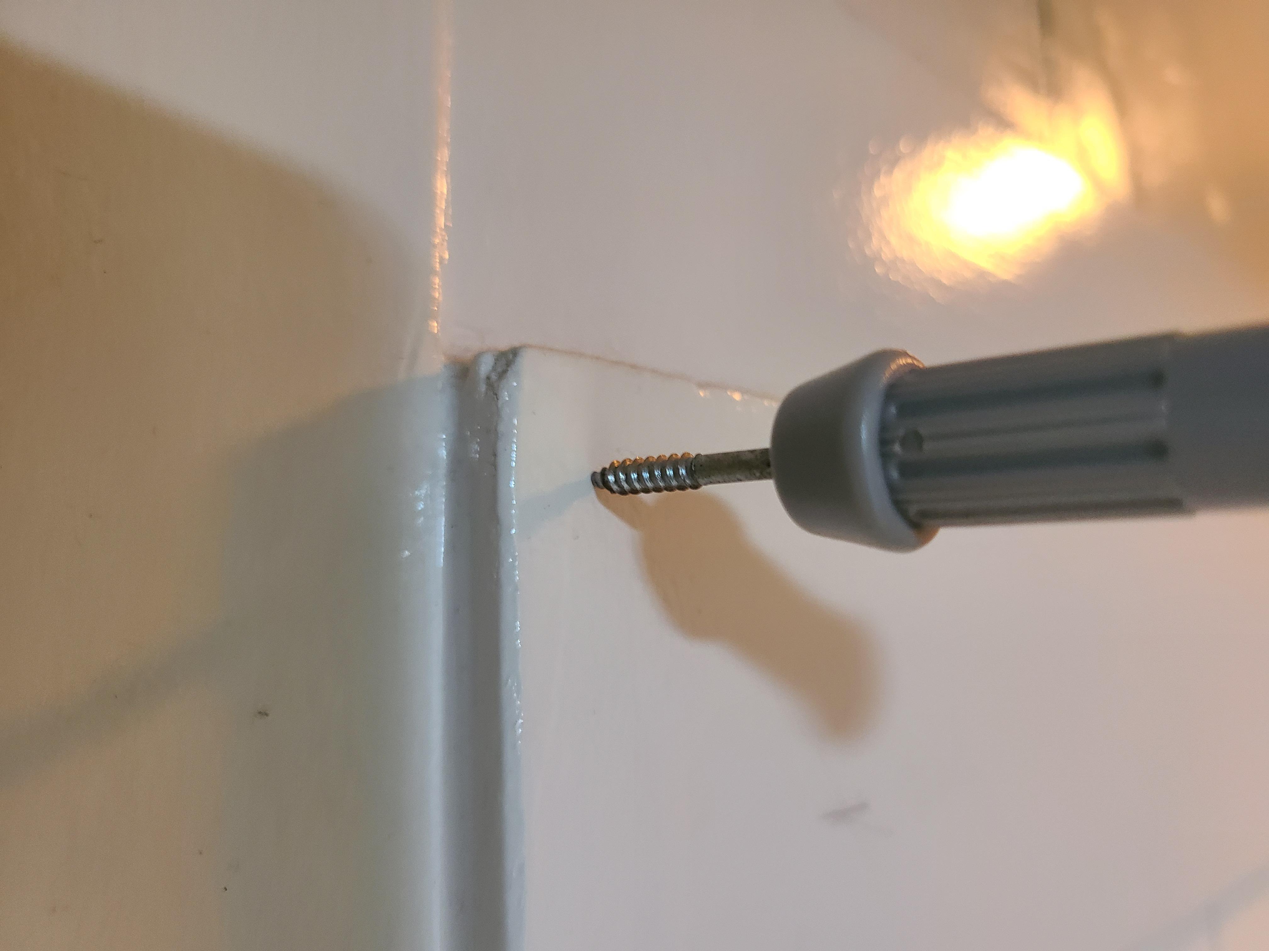 벽에 피스 박기