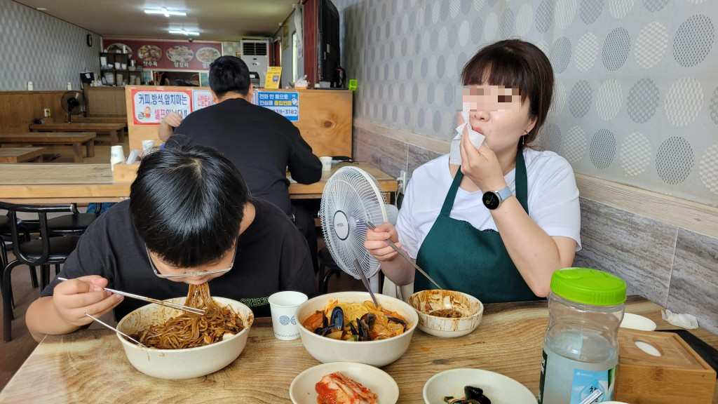 홍천 귀빈반점 짜장면 식사 모습