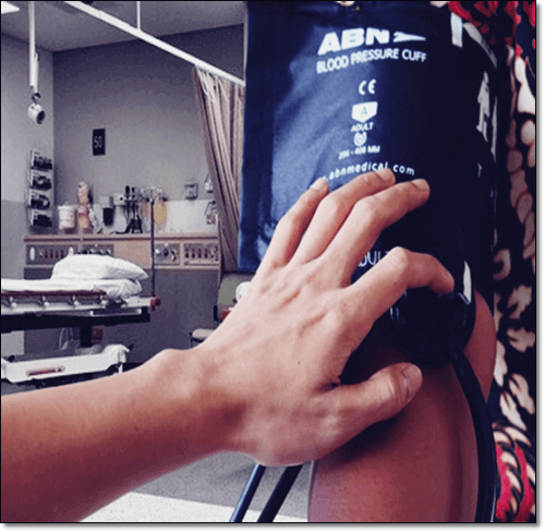 혈압 체크하는 환자