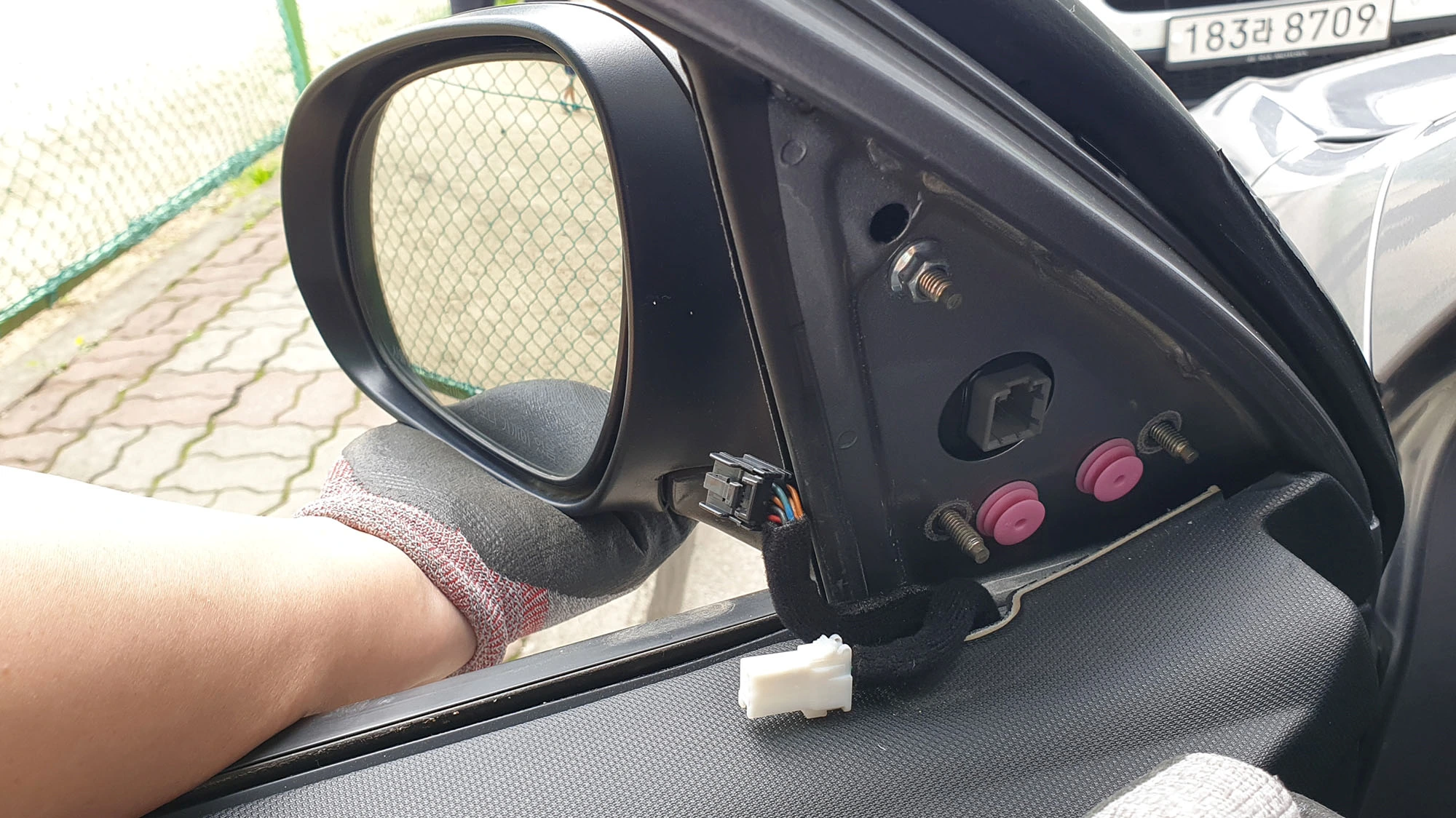 사이드미러 고정 너트 위치