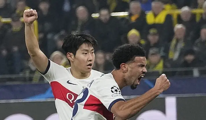 이강인-
흰색 유니폼을 입은 이강인과 동료선수가 함께 공을 보며 달리는 모습