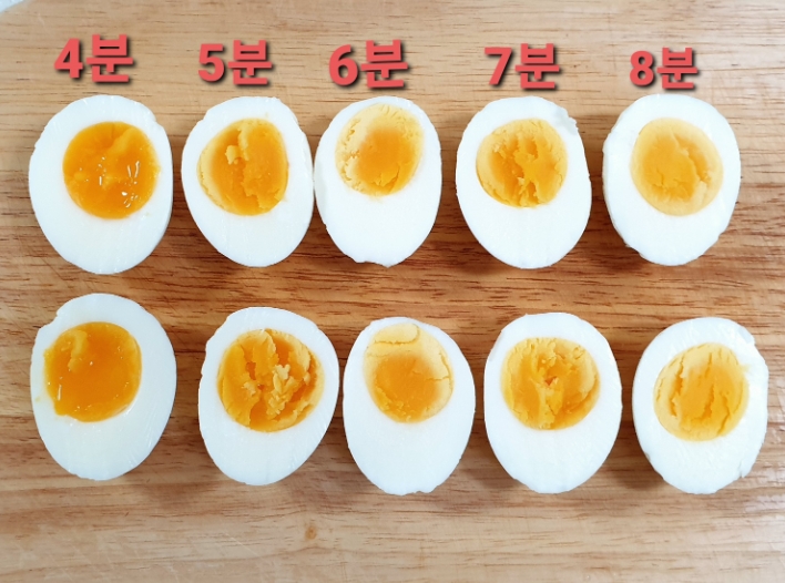 노른자가 흘러내리는 반숙 계란