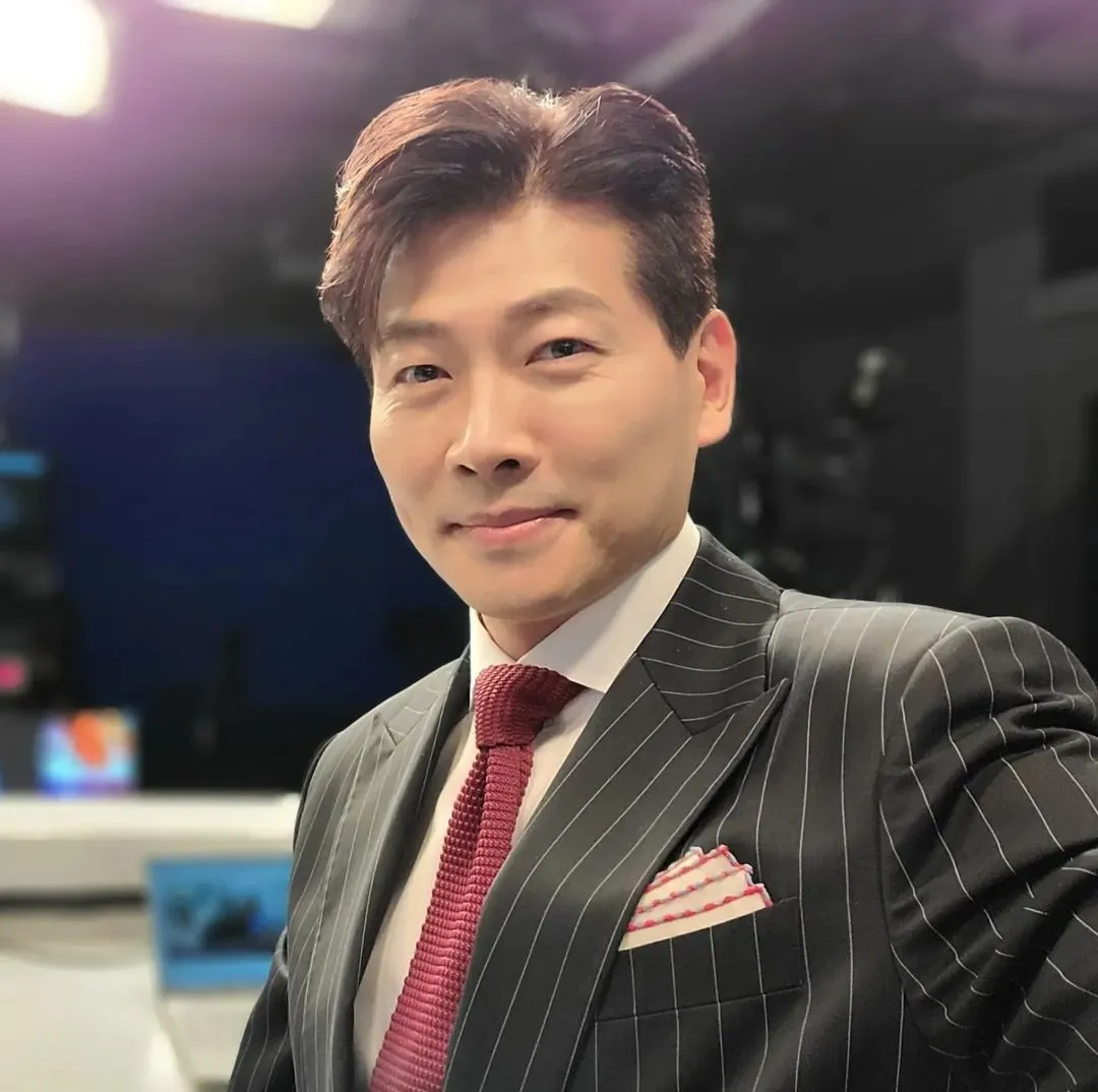 4인용 식탁 김용필 아나운서 출신 가수