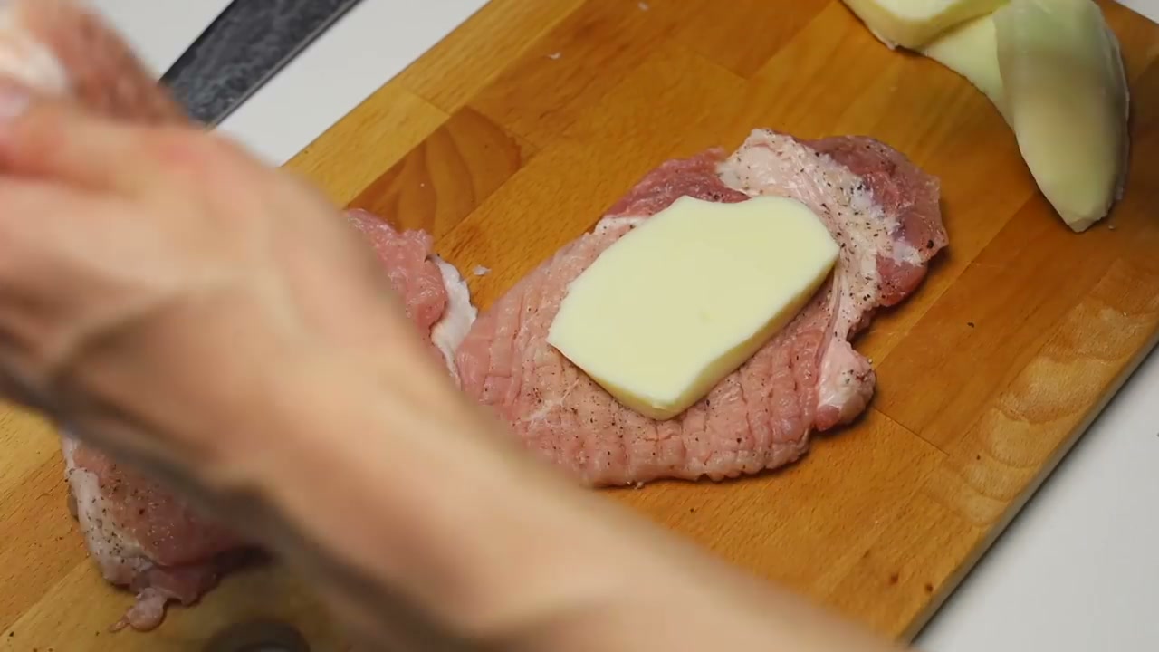 고기 사이에 모짜렐라 치즈를 넣는 장면