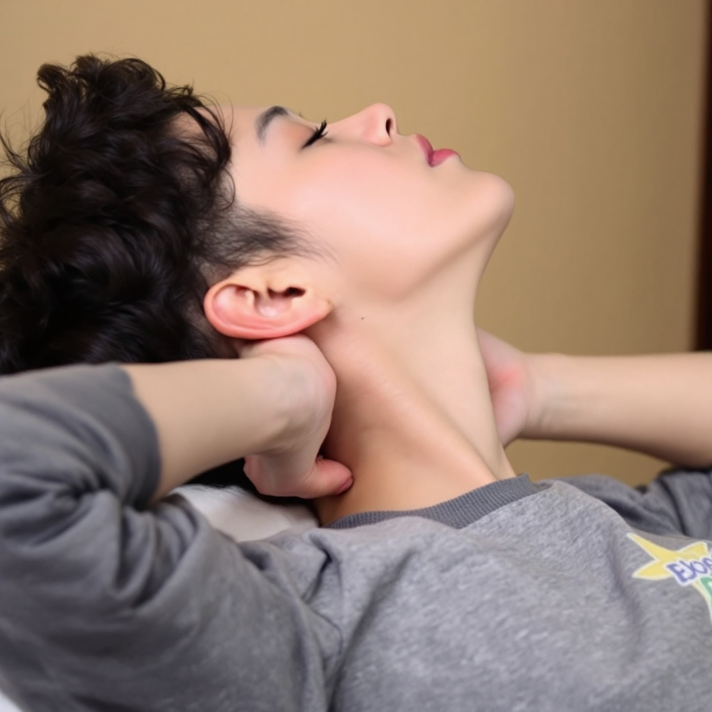 목 스트레칭을 하고 있는 여성