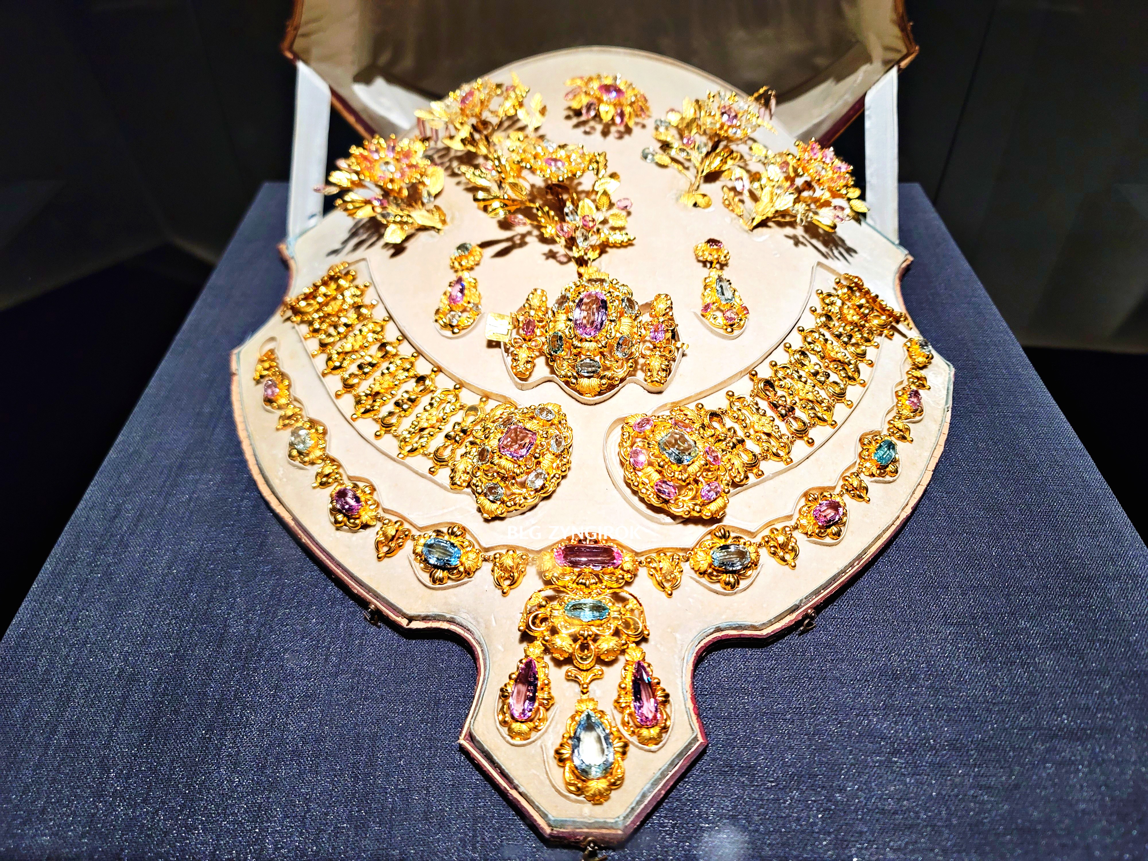 롯데타워 - 롯데뮤지엄 고혹의 보석 매혹의 시간 - 17에서 18세기 전시품 모습이다.