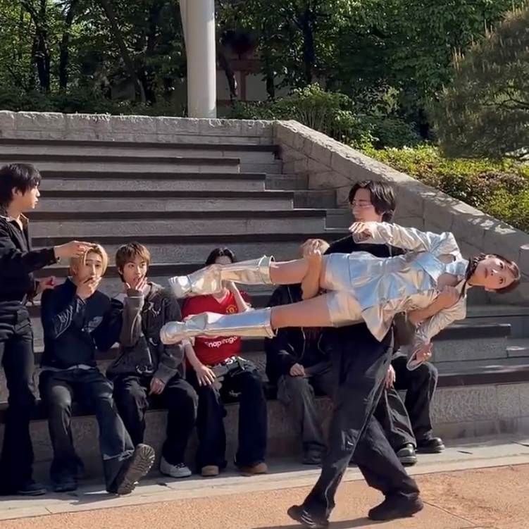 춤 추는 로봇을 본 아이돌의 행동…jpg | 인스티즈