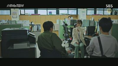 의심 가는 전 여자친구를 면담하고 있는 경찰입니다.