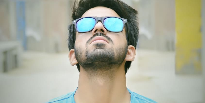 선글라스를 끼고 하늘을 쳐다보고 있다