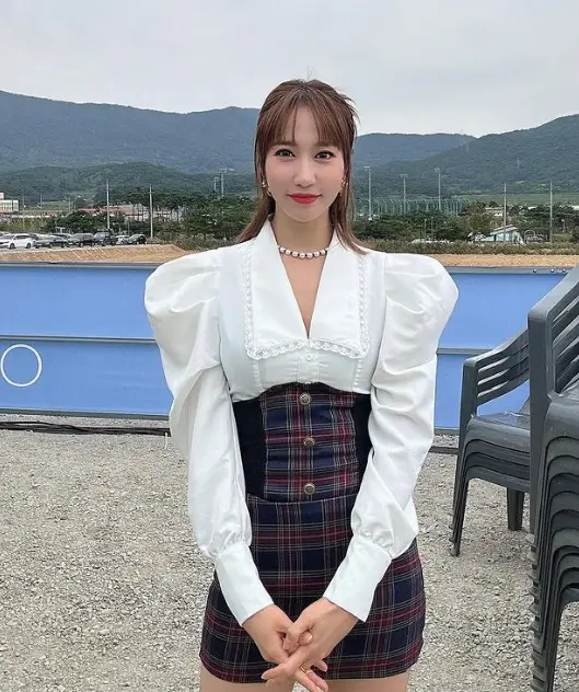 현역가왕- 흰색 긴팔 블라우스 검정색 미니스커트를 입고 목에는 진주목걸이를 하고 정면을 보고 있는 별사랑