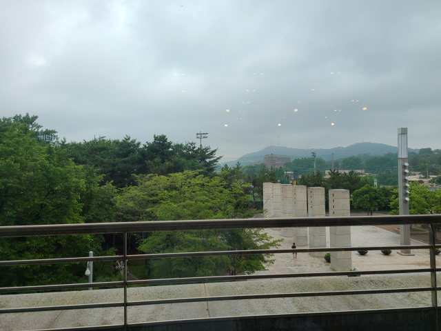 푸드코트 창문밖 풍경