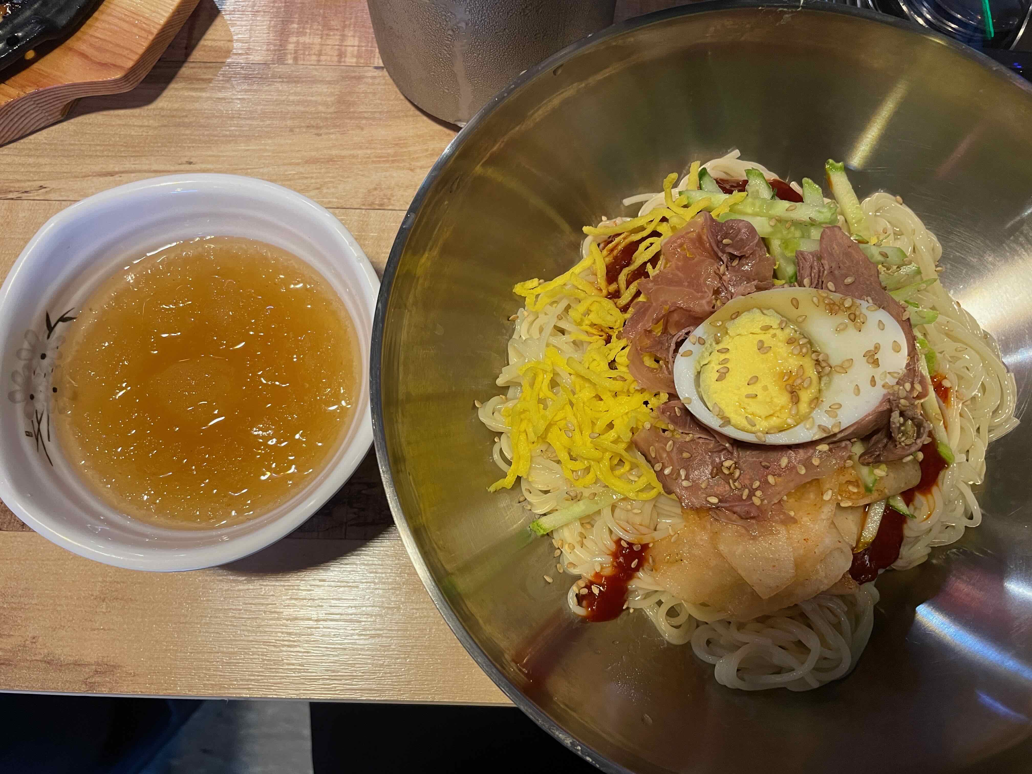 부산 가야밀면 비빔밀면 모습 육수와 함께 테이블에 올려져 있는 모습