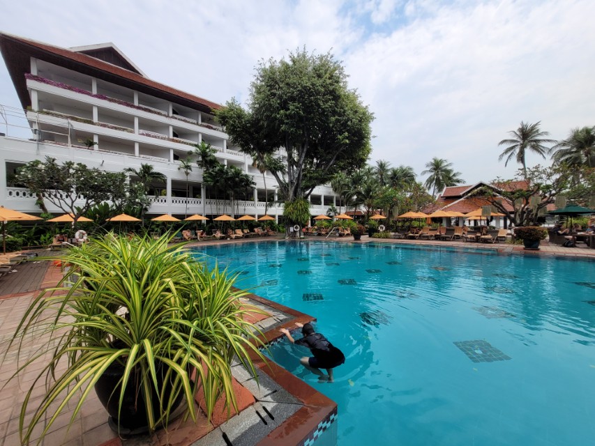 수영장은 생각보다 넓고, 사람은 많아도 붐비는 느낌은 덜했습니다.