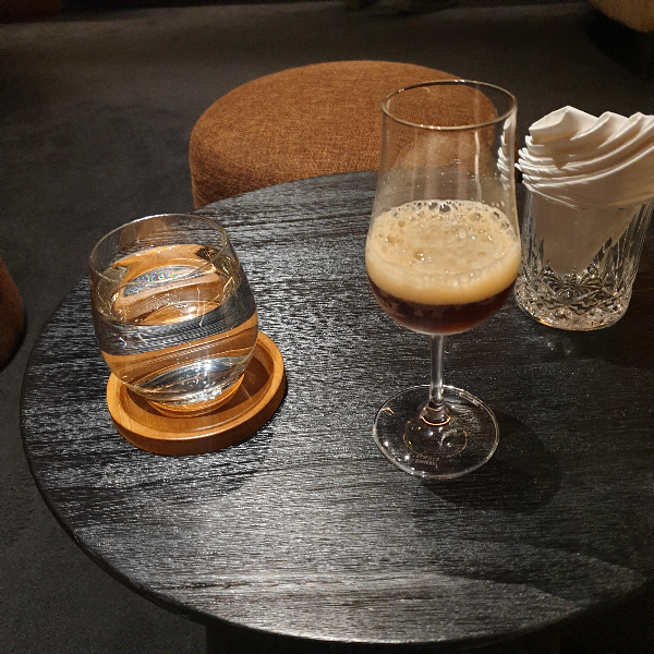 발리 카페 투어: 발리 꾸따(Kuta) 지역의 Naughty Goat Coffee Artisans_웰컴 드링크