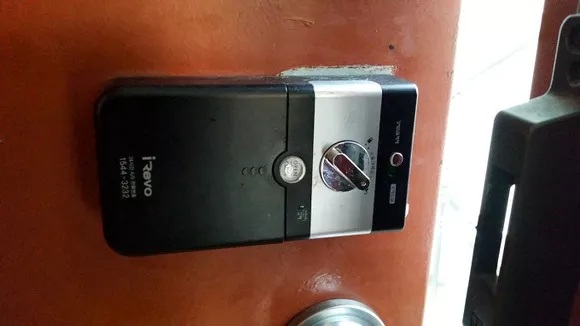 문 안쪽의 도어락 잠금 장치