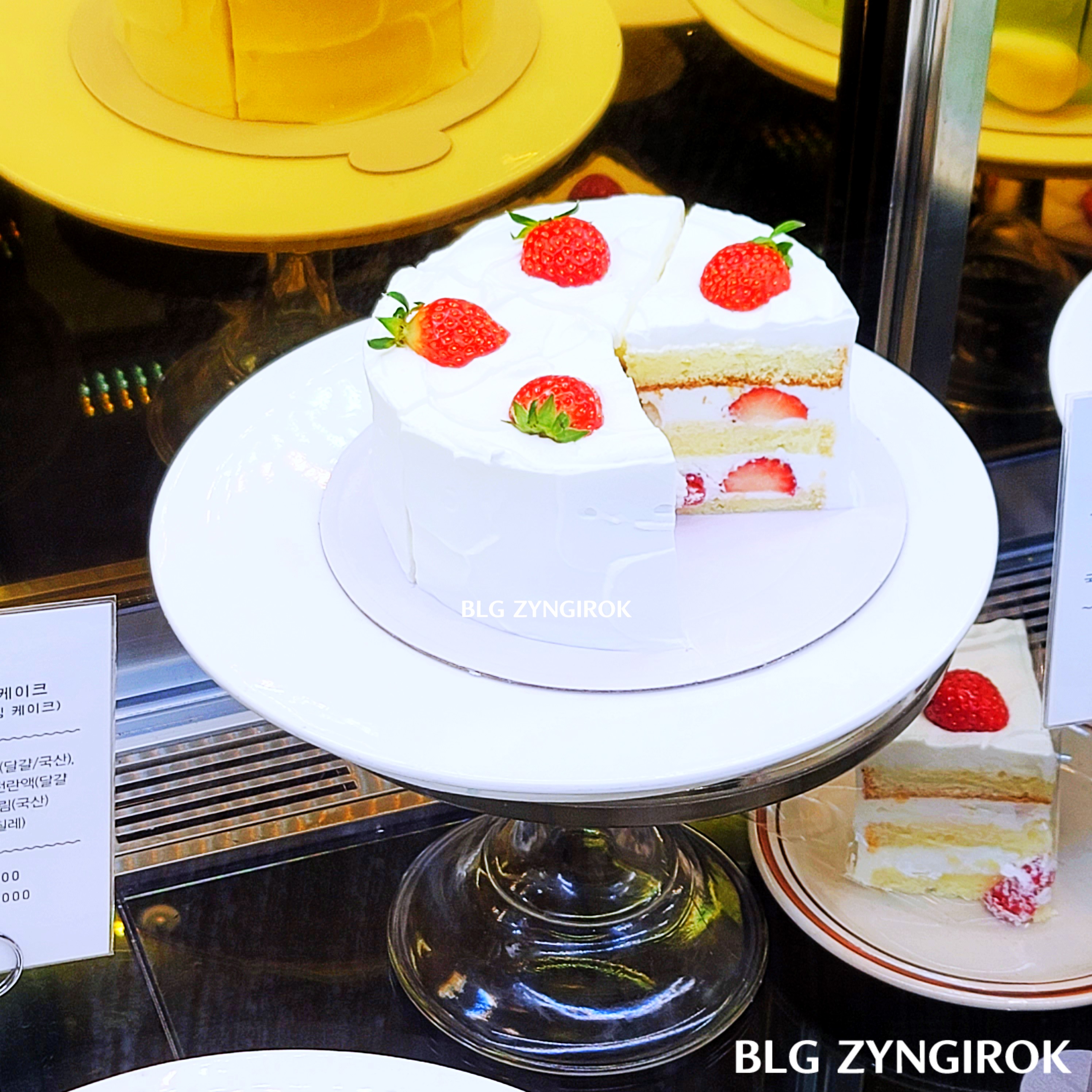 전시된-딸기-케이크의-모습이다.