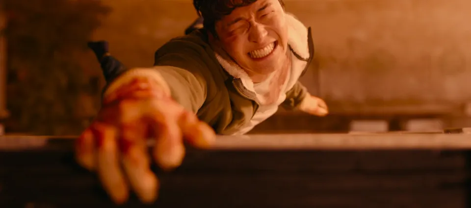 창문을 넘어 도망가는 찬우