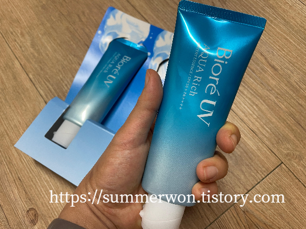 비오레 아쿠아리치 에센스