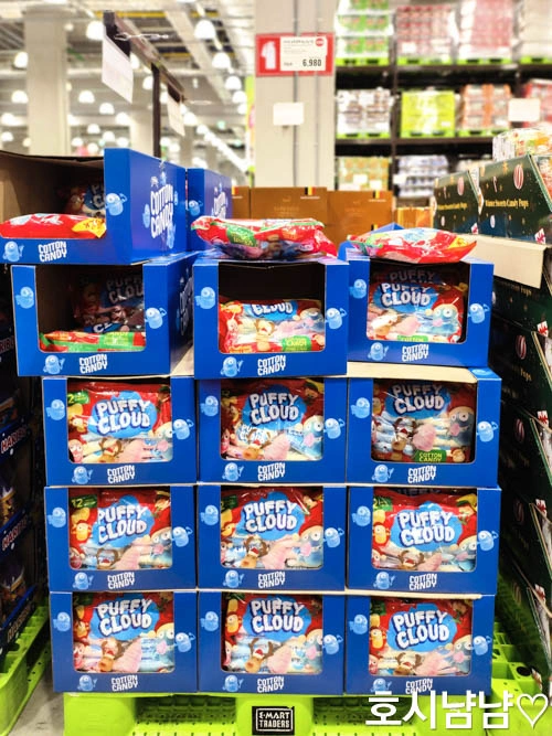 'PUFFY CLOUD' 솜사탕 제품이 파란색 상자에 담겨 마트 매대에 쌓여있는 모습.