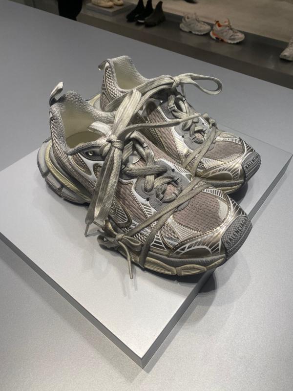 발렌시아가 3XL 스니커즈 734734W3XL49191 에그쉘 (관부가세포함)