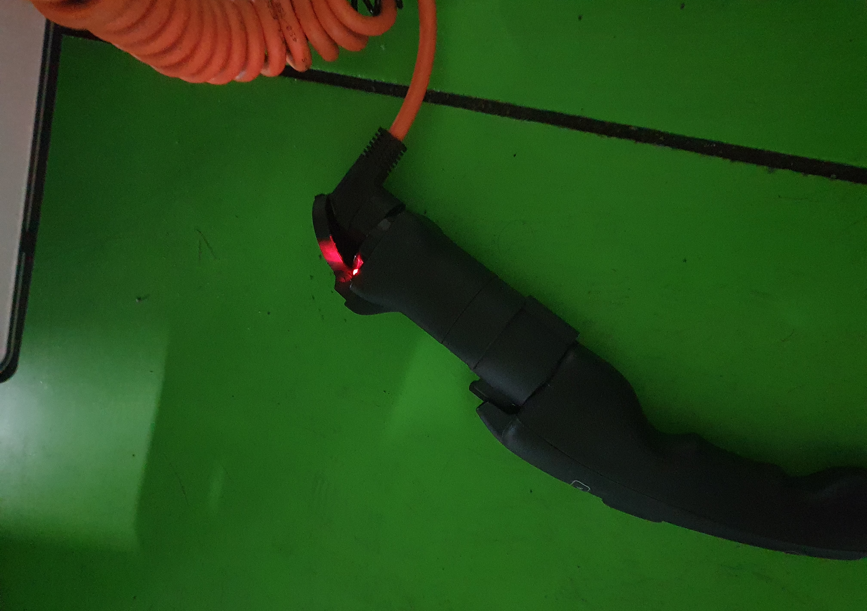 알리 젠더에 전기가 들어오면, 사진처럼 젠더에 빨간색 램프에 불이 켜집니다.