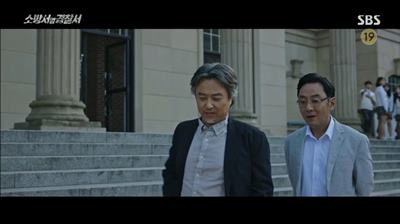 범인을 잡기 위하여 학교에 밑밥을 뿌리는 형사팀장