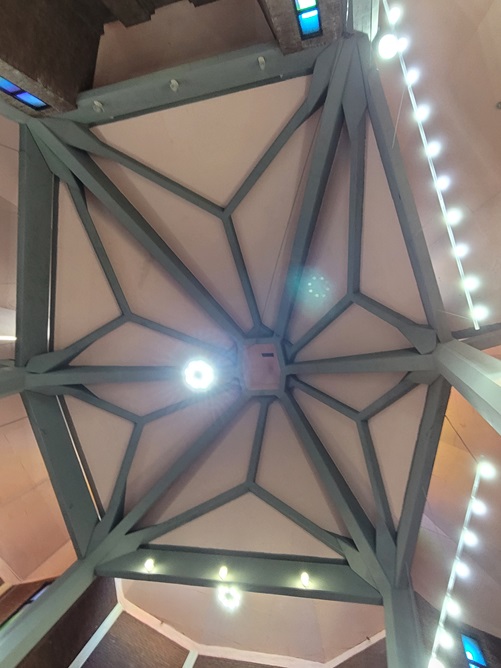 양덕동 주교좌성당 성전 천장입니다.