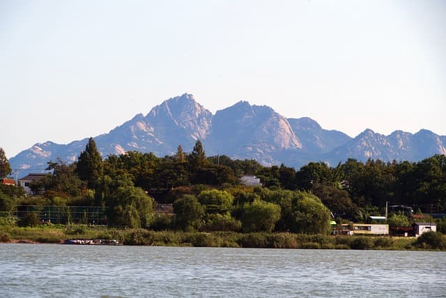 강을 따라 내려강을 따라 내려온 전통: 자연이 만든 문화의 흐름