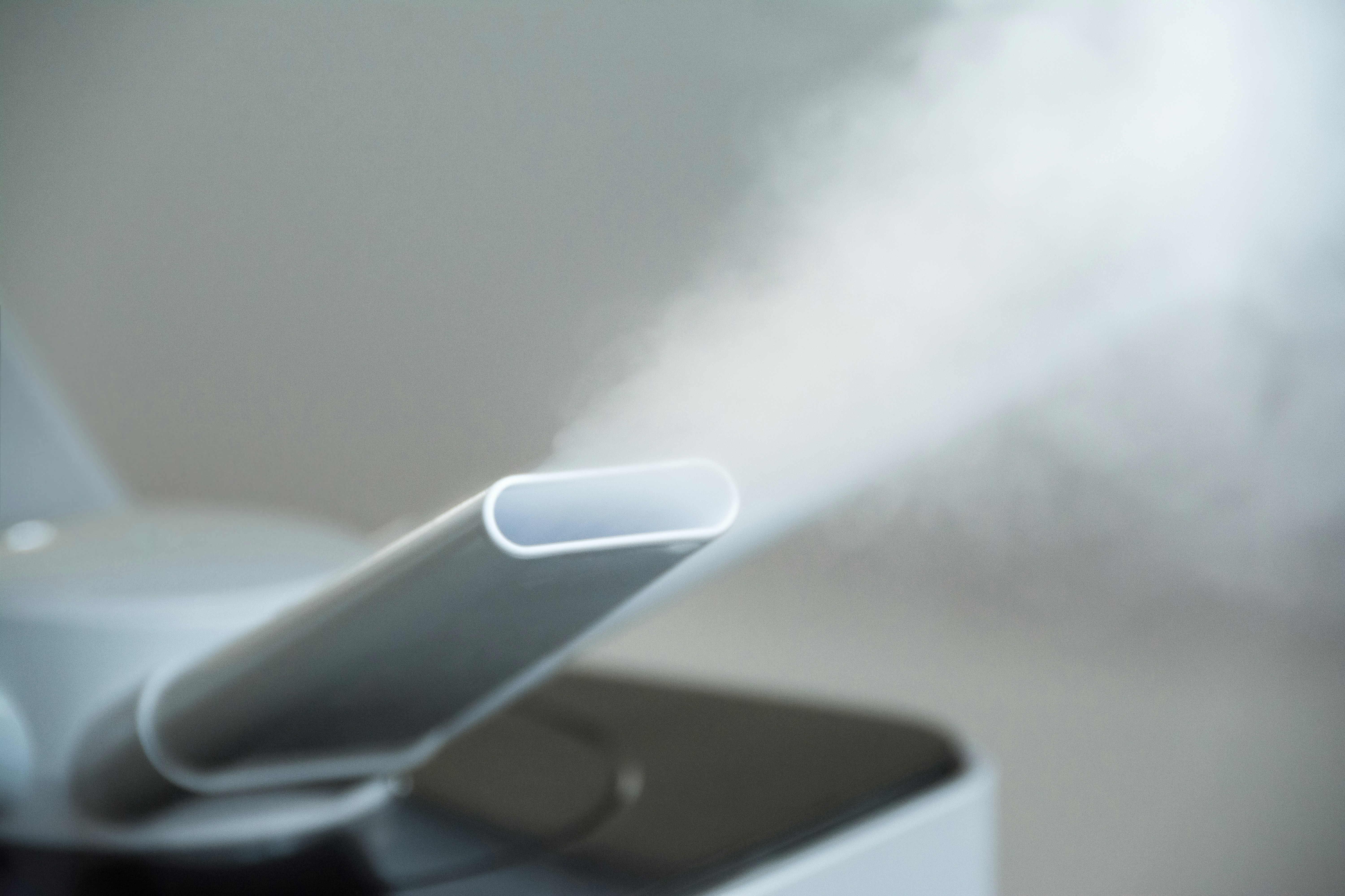 실내 공기질 개선을 위해 작동 중인 공기청정기의 분사구에서 나오는 증기