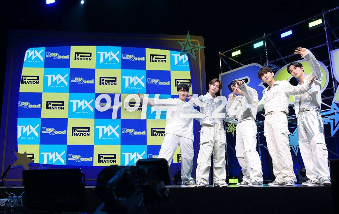 그룹 더뉴식스(TNX)가 7일 오후 서울 한남동 블루스퀘어에서 열린 더뉴식스 세 번째 미니 앨범 '보이후드'(BOYHOOD) 미디어 쇼케이스에 참석해 타이틀곡 '킥 잇 포 나우'(Kick It 4 Now) 무대를 선보이고 있다. [사진=정소희 기자]