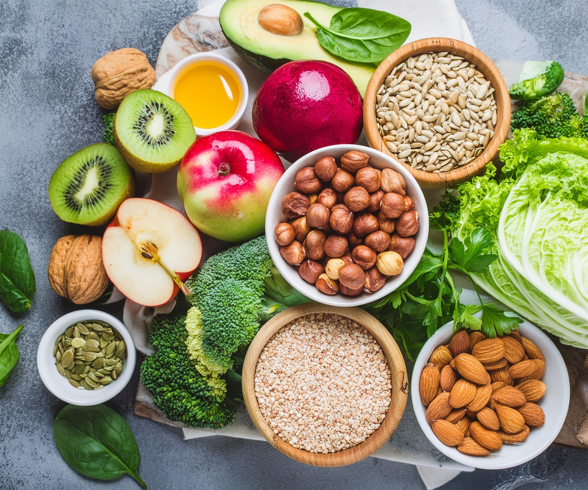 식이섬유가 풍부한 채소와 과일이 한데 모여 있는 장건강 식단 구성