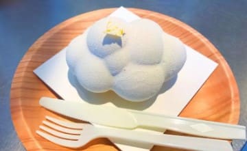 구르모양의 디저트가 접시 위에 올려져 있다.