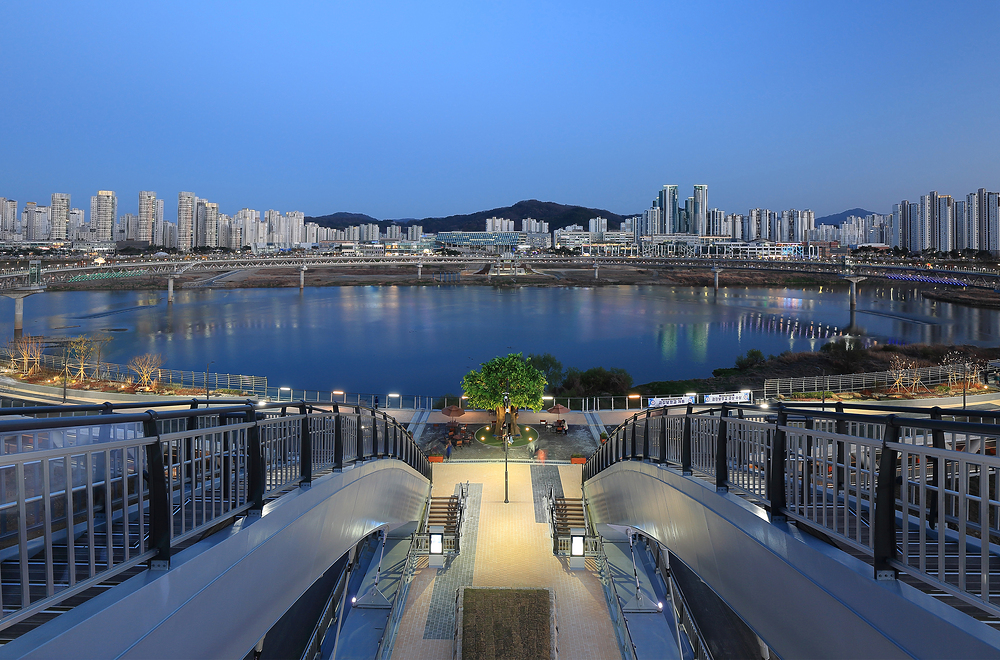 제로에너지건축물은 최대한 적은 에너지로 건물을 운영하며, 필요한 에너지는 재생에너지로 충당하는 건축물을 의미합니다. 지구 온난화와 에너지 부족의 문제로인해 친환경적이고 효율적인 건축물을 개발하고자 시작된 개념입니다.