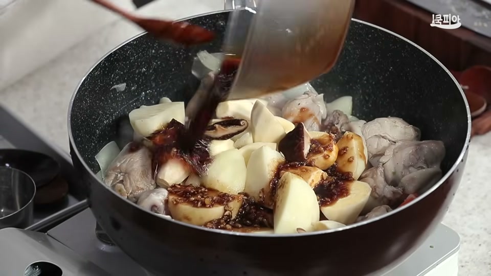 양념장과 채소를 넣고 끓이는 장면