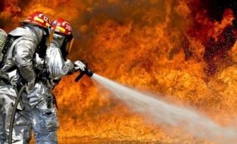 수방관들이-녹을듯한-화염을-뚫고-진화작업을-하고있는-모습