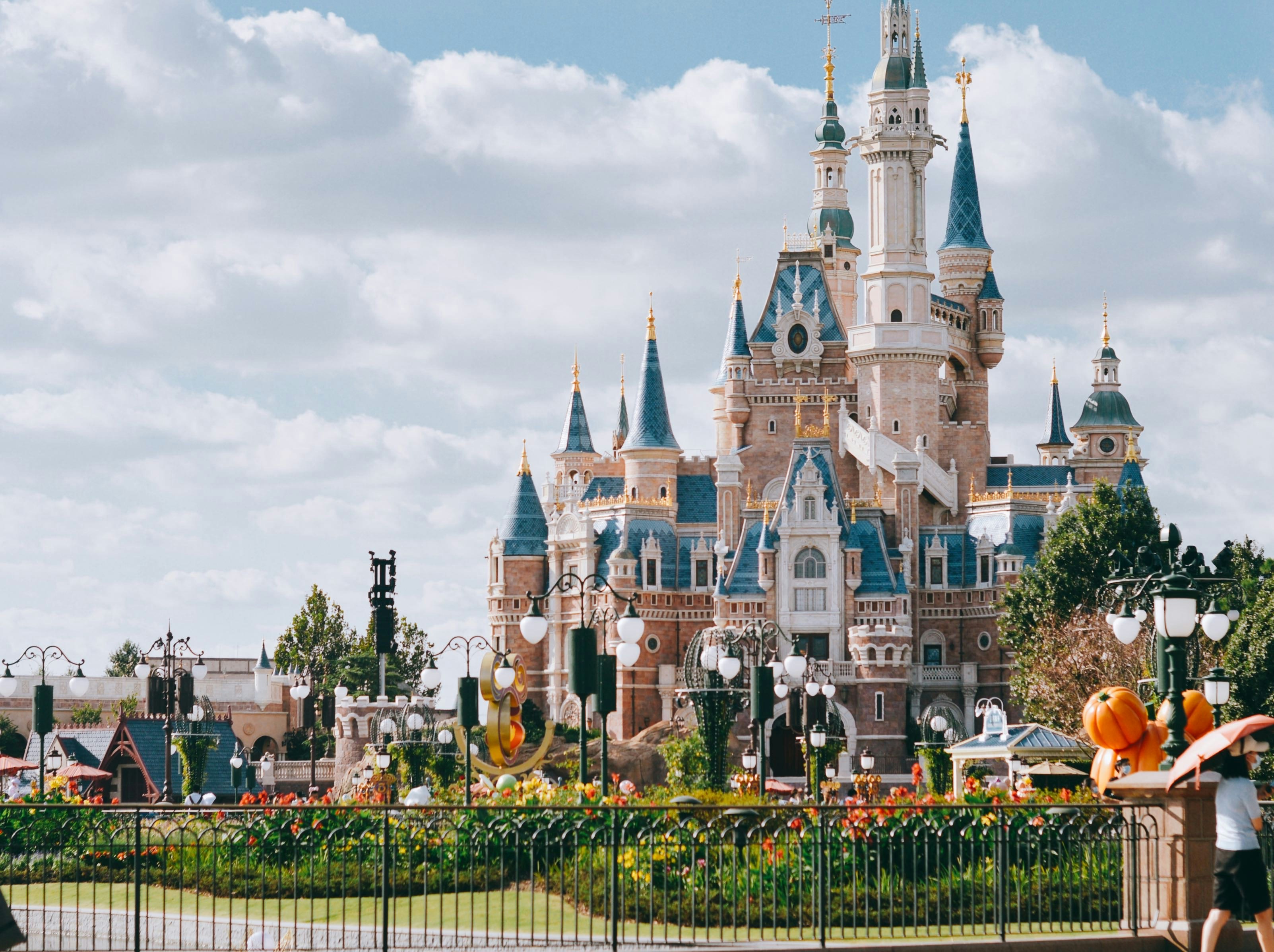상하이 디즈니랜드 Mickey Avenue – 전통적 Main Street 대신 캐릭터 중심 공간으로 재설계된 입구 구조