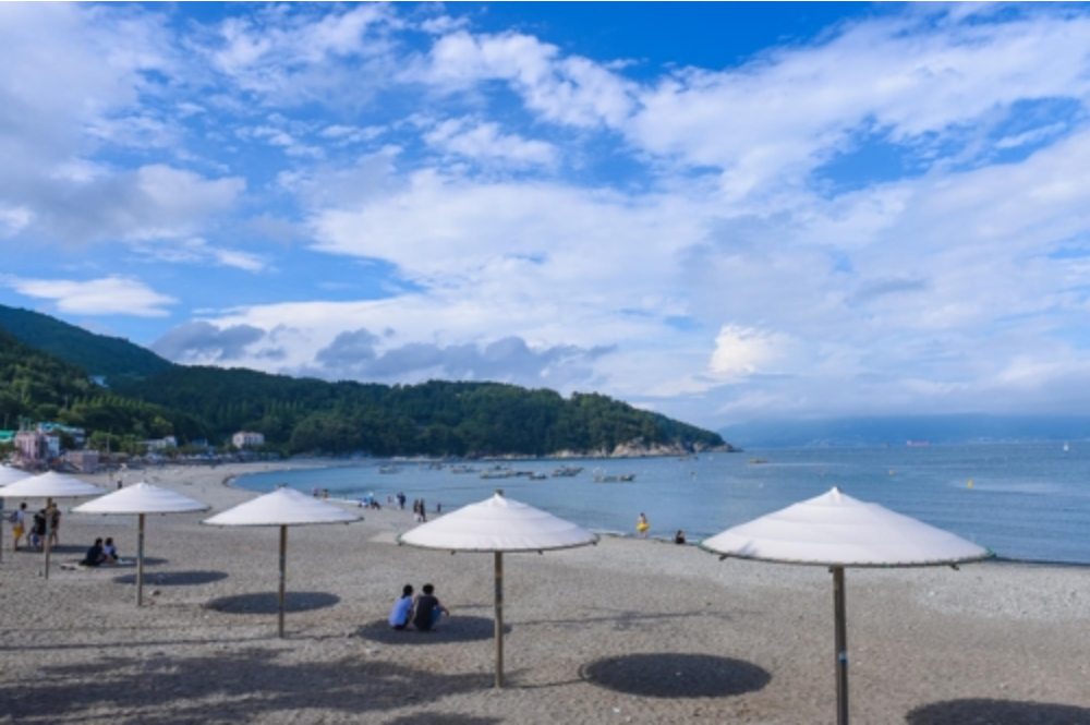 만성리 검은모래해변 전경