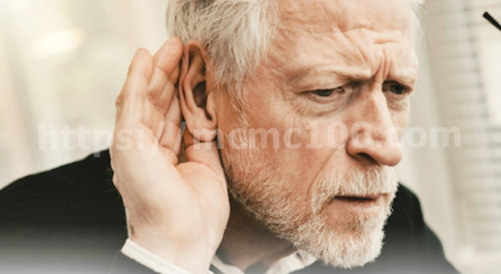 노인이 난청으로 귀를 만지는 사진