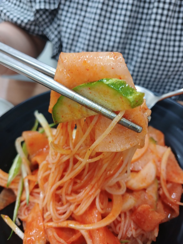 북촌손만두 비빔국시 한입