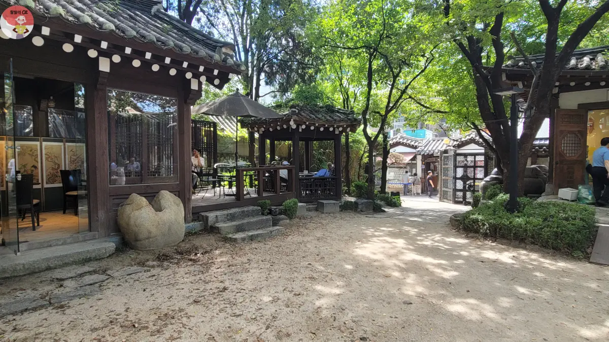 종로구-인사동-경인미술관-전통다원-정원-나무와-기와로-완성된-여러-정자와-집