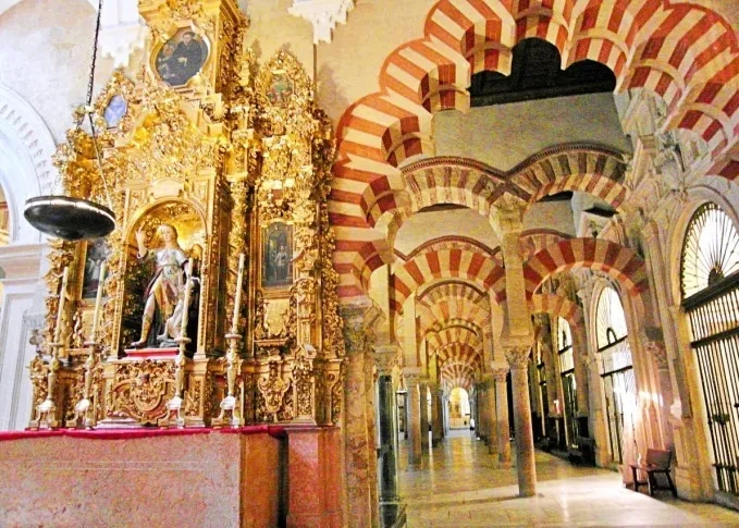 메스키타 대성당: 한 공간에 공존하는 두 종교의 기적