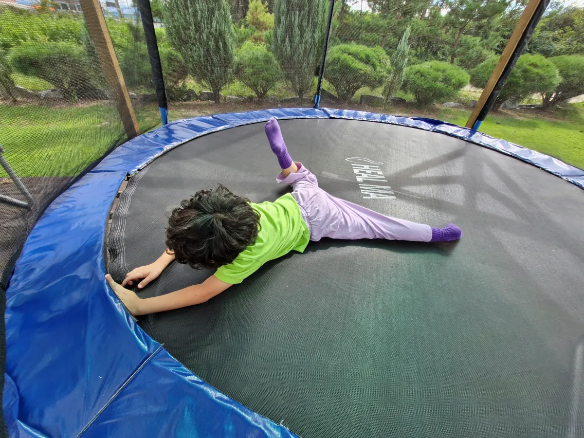 카페-내부에-설치된-방방이-타는-모습