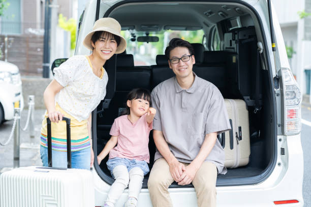 가족여행 가는 부모와 딸, 차 트렁크에 앉아 있는 모습의 사진자료