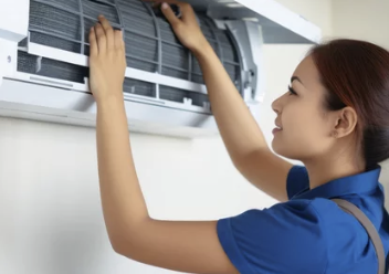 에어컨 이전 설치하는 모습