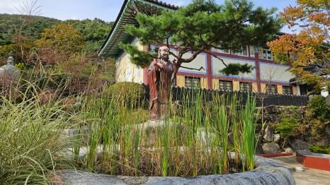 용인 와우정사 : 세계 불교 문화가 공존하는 이색 사찰 공간 거대 불두와 와불이 전하는 평온