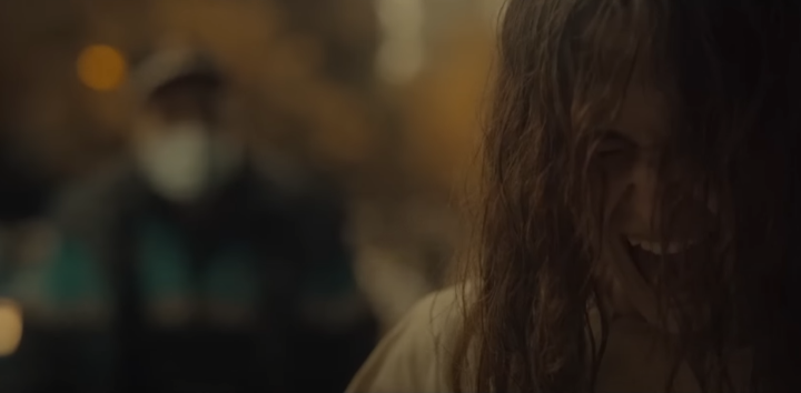 납치된소녀가소리를지르다