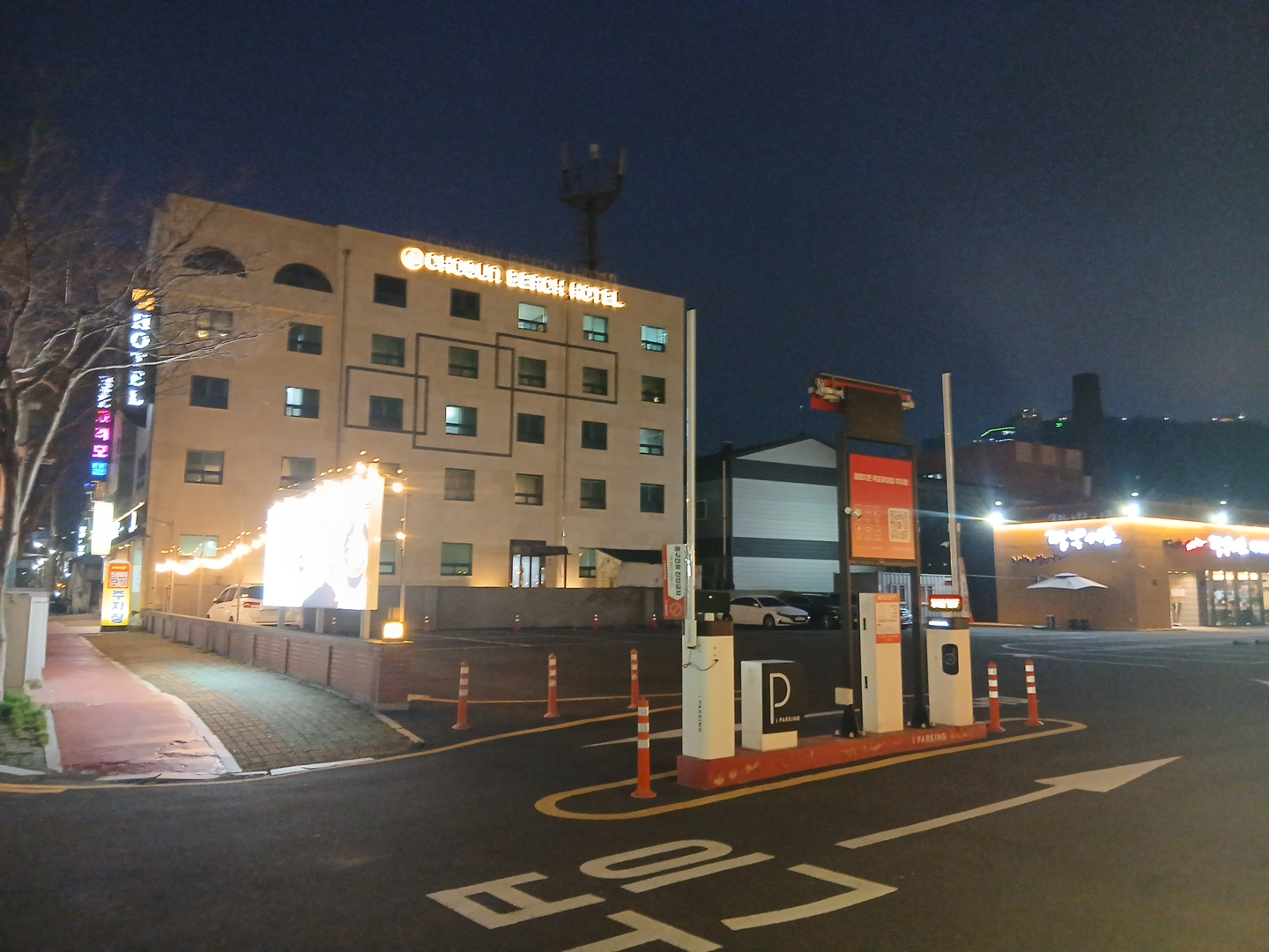 목포 초원 주차장 해안 공영주차장 입구 야간 전경 여객선터미널 근처