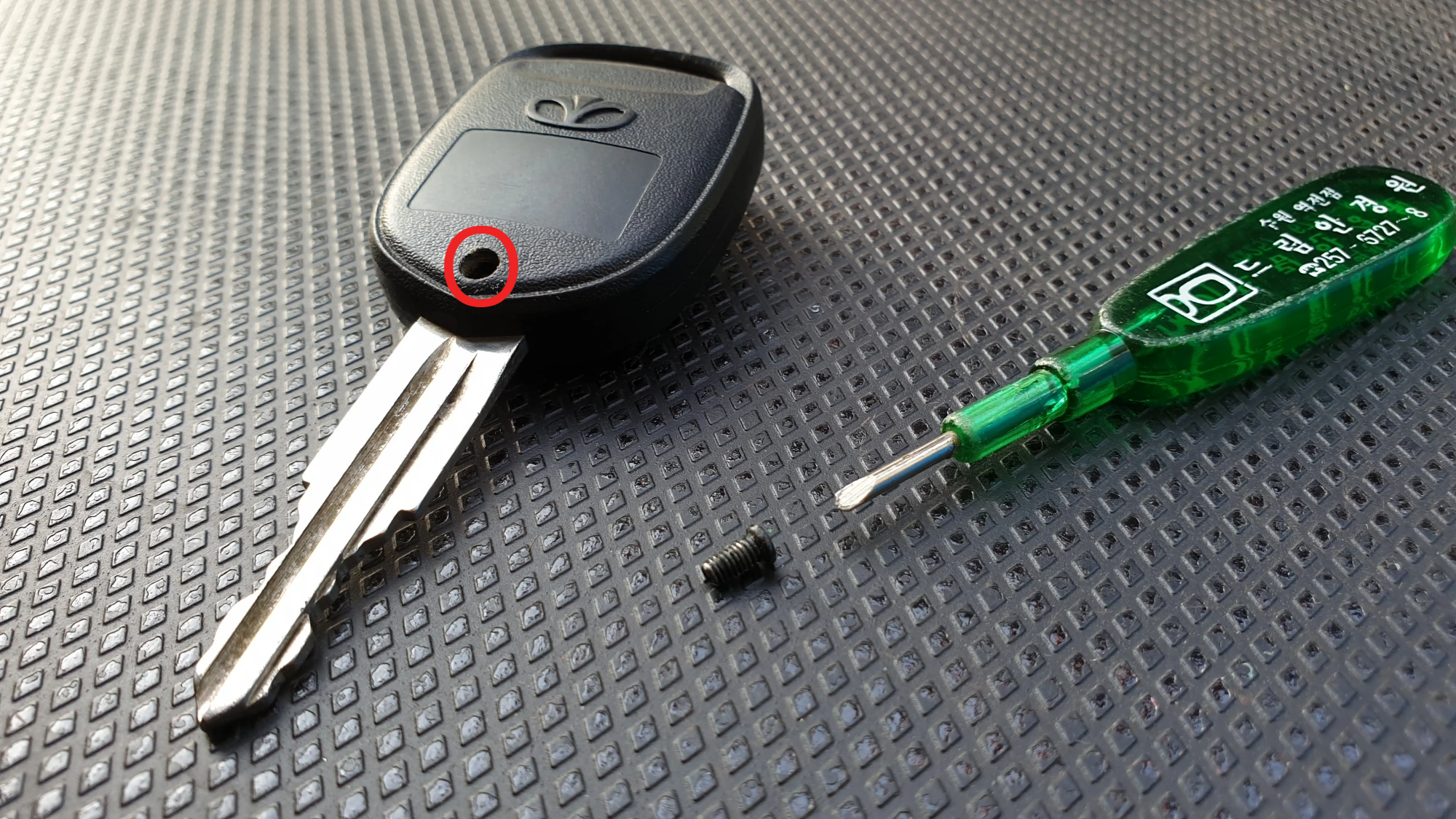 리모컨 건전지 커버 여는 모습