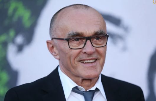 안경쓰고 정장입고 있는 대니보일 감독 사진