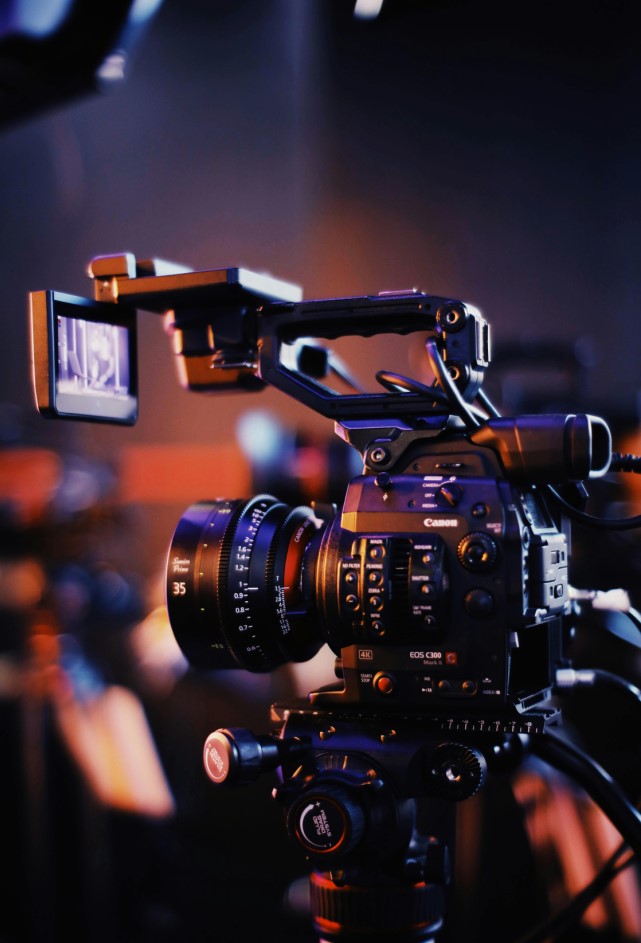 영화 촬영 현장에서 시네마 카메라의 클로즈업 장면